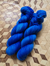 Lade das Bild in den Galerie-Viewer, King Charles , Velvet Touch, Fingering weight,100 Gramm, 400 Meter, mit Liebe handgefärbt.