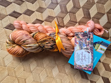 Lade das Bild in den Galerie-Viewer, Monatsfärbung September 2026 EichhörnchenZauber, Velvet Touch, Fingering weight, 100 Gramm, 400 Meter mit MiniSkein)