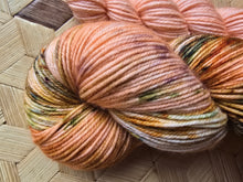 Lade das Bild in den Galerie-Viewer, Monatsfärbung September 2026 EichhörnchenZauber, Velvet Touch, Fingering weight, 100 Gramm, 400 Meter mit MiniSkein)