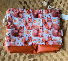 Lade das Bild in den Galerie-Viewer, Große Karo Bag, mit viel Liebe handgenäht, Modell: Eichhörnchen