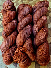 Lade das Bild in den Galerie-Viewer, Naturburschen , Velvet Touch, Fingering weight,100 Gramm, 400 Meter, mit Liebe handgefärbt. Farbe: Rotwild