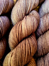 Lade das Bild in den Galerie-Viewer, Naturburschen , Velvet Touch, Fingering weight,100 Gramm, 400 Meter, mit Liebe handgefärbt. Farbe: Hüttenzauber