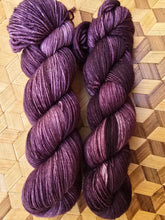 Lade das Bild in den Galerie-Viewer, Naturburschen , Velvet Touch, Fingering weight,100 Gramm, 400 Meter, mit Liebe handgefärbt. Farbe: Waldschatten