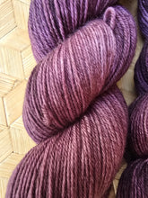 Lade das Bild in den Galerie-Viewer, Naturburschen , Velvet Touch, Fingering weight,100 Gramm, 400 Meter, mit Liebe handgefärbt. Farbe: Waldschatten