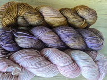 Lade das Bild in den Galerie-Viewer, Bao Bao Set Nummer 5, Oasis400 Velvet touch, Fingering weight,100 Gramm, 1200 Meter, mit Liebe handgefärbt.