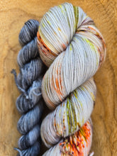 Lade das Bild in den Galerie-Viewer, Starbreeze Lufttänzer und Wolkenfreundin Velvet Touch, Fingering weight,100 Gramm + MiniSkein 400 Meter + 80 Meter, mit Liebe handgefärbt. FARBE: Grau