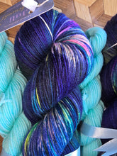 Lade das Bild in den Galerie-Viewer, Monatsfärbung Juli 2026 Zauberwald, Velvet Touch, Fingering weight, 100 Gramm, 400 Meter mit MiniSkein