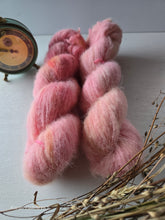 Lade das Bild in den Galerie-Viewer, Neu im Shop, Söffchen, 50 Gramm, 280 Meter, mit viel Liebe handgefärbt, Farbe: Pfirsichblüte