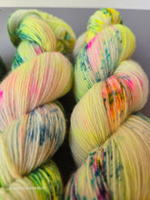 Lade das Bild in den Galerie-Viewer, Frohnatur,  Single Garn , Fingering, 100 Gramm , 400 Meter , mit Liebe handgefärbt