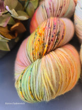 Lade das Bild in den Galerie-Viewer, Dunkelgold Oasis400 Velvet Touch, Fingering weight,100 Gramm, 400 Meter, mit Liebe handgefärbt.