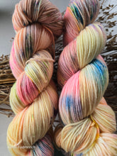 Lade das Bild in den Galerie-Viewer, LACHGUMMI Oasis400 Velvet Touch, Fingering weight,100 Gramm, 400 Meter, mit Liebe handgefärbt.