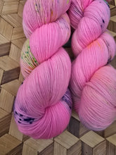 Lade das Bild in den Galerie-Viewer, Glücksbärchi, Oasis400 Velvet Touch, Fingering weight,100 Gramm, 400 Meter, mit Liebe handgefärbt.