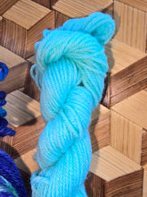 Lade das Bild in den Galerie-Viewer, Monatsfärbung Juli 2026 Zauberwald, Velvet Touch, Fingering weight, 100 Gramm, 400 Meter mit MiniSkein