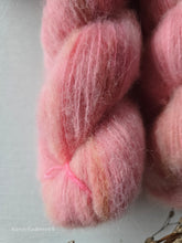 Lade das Bild in den Galerie-Viewer, Neu im Shop, Söffchen, 50 Gramm, 280 Meter, mit viel Liebe handgefärbt, Farbe: Pfirsichblüte