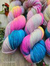 Lade das Bild in den Galerie-Viewer, Zirkus Oasis400 Velvet Touch, Fingering weight,100 Gramm, 400 Meter, mit Liebe handgefärbt.