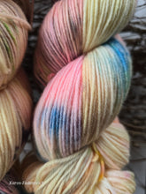 Lade das Bild in den Galerie-Viewer, LACHGUMMI Oasis400 Velvet Touch, Fingering weight,100 Gramm, 400 Meter, mit Liebe handgefärbt.