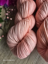 Lade das Bild in den Galerie-Viewer, "Peach" Luxery Perlgarn Merino Fingering  1600 Meter, Freude pur beim Verstricken, mit Liebe handgefärbt