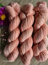 Lade das Bild in den Galerie-Viewer, "Peach" Luxery Perlgarn Merino Fingering  1600 Meter, Freude pur beim Verstricken, mit Liebe handgefärbt