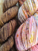 Lade das Bild in den Galerie-Viewer, Starbreeze Lufttänzer und Wolkenfreundin Velvet Touch, Fingering weight,100 Gramm + MiniSkein 400 Meter + 80 Meter, mit Liebe handgefärbt. FARBE: Pfirsich