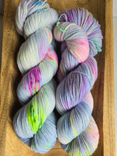 Lade das Bild in den Galerie-Viewer, Sternenpups Velvet Touch, Fingering weight,100 Gramm, 400 Meter, mit Liebe handgefärbt.