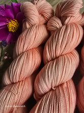 Lade das Bild in den Galerie-Viewer, "Peach" Luxery Perlgarn Merino Fingering  1600 Meter, Freude pur beim Verstricken, mit Liebe handgefärbt