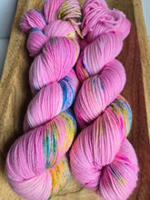 Lade das Bild in den Galerie-Viewer, Zauberbrause Velvet Touch, Fingering weight,100 Gramm, 400 Meter, mit Liebe handgefärbt.