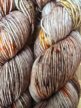 Lade das Bild in den Galerie-Viewer, Naturburschen , Velvet Touch, Fingering weight,100 Gramm, 400 Meter, mit Liebe handgefärbt. Farbe: Zauberzapfen