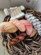 Lade das Bild in den Galerie-Viewer, Zimtstern Zauber 2025 Oasis400 Velvet Touch, Fingering weight mit MiniSkein 480 Meter, mit Liebe handgefärbt.
