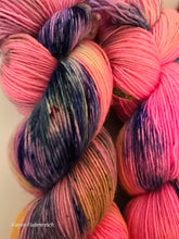 Lade das Bild in den Galerie-Viewer, Purpurblitz Single Garn , Fingering, 100 Gramm , 400 Meter , mit Liebe handgefärbt