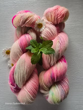 Lade das Bild in den Galerie-Viewer, Hubba Bubba 2.0 Single Garn , Fingering, 100 Gramm , 400 Meter , mit Liebe handgefärbt