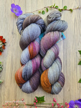 Lade das Bild in den Galerie-Viewer, Freundschaft Oasis400 Velvet Touch, Fingering weight,100 Gramm, 400 Meter, mit Liebe handgefärbt.