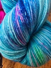 Lade das Bild in den Galerie-Viewer, Monatsfärbung August 2026 La Dolce Vita, Velvet Touch, Fingering weight, 100 Gramm, 400 Meter mit MiniSkein)