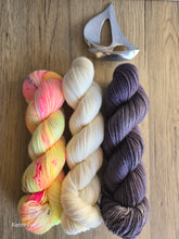 Lade das Bild in den Galerie-Viewer, Bao Bao Set Nummer 1, Oasis400 Velvet touch, Fingering weight,100 Gramm, 1200 Meter, mit Liebe handgefärbt.