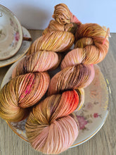 Lade das Bild in den Galerie-Viewer, Tagtraum Tabaco Velvet Touch, Fingering weight,100 Gramm, 400 Meter, mit Liebe handgefärbt.