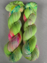 Lade das Bild in den Galerie-Viewer, Kariba Set Velvet Touch, Fingering weight,200 Gramm, 800 Meter, mit Liebe handgefärbt. FARBE: neon grün
