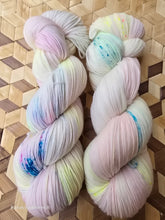 Lade das Bild in den Galerie-Viewer, Bambiboo Oasis400 Velvet Touch, Fingering weight,100 Gramm, 400 Meter, mit Liebe handgefärbt.