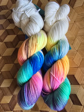 Lade das Bild in den Galerie-Viewer, Bonnie, Velvet Touch, Fingering weight,100 Gramm, 400 Meter, mit Liebe handgefärbt. FARBE: Bonnie