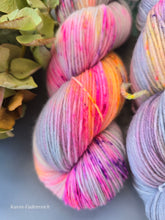 Lade das Bild in den Galerie-Viewer, Delight Oasis400 Velvet Touch, Fingering weight,100 Gramm, 400 Meter, mit Liebe handgefärbt.