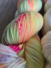 Lade das Bild in den Galerie-Viewer, Bao Bao Set Nummer 1, Oasis400 Velvet touch, Fingering weight,100 Gramm, 1200 Meter, mit Liebe handgefärbt.