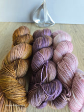 Lade das Bild in den Galerie-Viewer, Bao Bao Set Nummer 5, Oasis400 Velvet touch, Fingering weight,100 Gramm, 1200 Meter, mit Liebe handgefärbt.