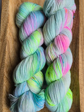 Lade das Bild in den Galerie-Viewer, Himmelsfunken Oasis400 Velvet Touch, Fingering weight,100 Gramm, 400 Meter, mit Liebe handgefärbt.
