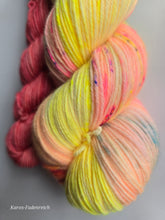Lade das Bild in den Galerie-Viewer, Feenstaub Set, Liebe Oasis400 Velvet Touch, Fingering weight mit MiniSkein 480 Meter, mit Liebe handgefärbt.