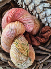 Lade das Bild in den Galerie-Viewer, Zimtstern Zauber 2025 Oasis400 Velvet Touch, Fingering weight mit MiniSkein 480 Meter, mit Liebe handgefärbt.