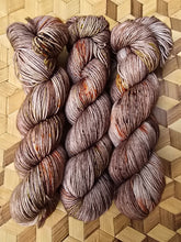 Lade das Bild in den Galerie-Viewer, Naturburschen , Velvet Touch, Fingering weight,100 Gramm, 400 Meter, mit Liebe handgefärbt. Farbe: Zauberzapfen