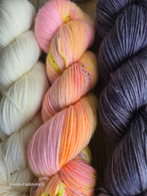 Lade das Bild in den Galerie-Viewer, Bao Bao Set Nummer 2, Oasis400 Velvet touch, Fingering weight,100 Gramm, 1200 Meter, mit Liebe handgefärbt.