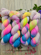 Lade das Bild in den Galerie-Viewer, Zirkus Oasis400 Velvet Touch, Fingering weight,100 Gramm, 400 Meter, mit Liebe handgefärbt.