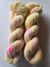 Lade das Bild in den Galerie-Viewer, Kariba Set Velvet Touch, Fingering weight,200 Gramm, 800 Meter, mit Liebe handgefärbt. FARBE: zartes gelb