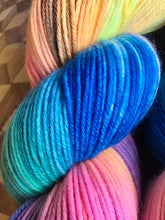Lade das Bild in den Galerie-Viewer, Bonnie, Velvet Touch, Fingering weight,100 Gramm, 400 Meter, mit Liebe handgefärbt. FARBE: Bonnie