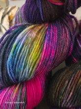 Lade das Bild in den Galerie-Viewer, Weihnachten, Christkindl's Zauber 2025 Oasis400 Velvet Touch, Fingering weight,100 Gramm, 400 Meter, mit Liebe handgefärbt.