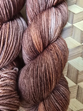 Lade das Bild in den Galerie-Viewer, Naturburschen , Velvet Touch, Fingering weight,100 Gramm, 400 Meter, mit Liebe handgefärbt. Revierförster